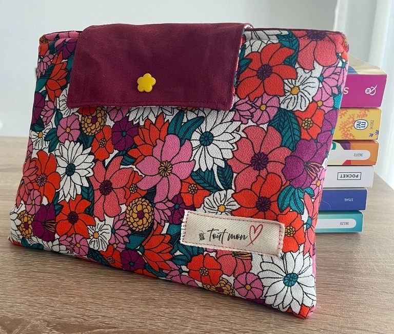 Pochette à livre fleurie multicolore avec rabat bordeaux et bouton fleur jaune