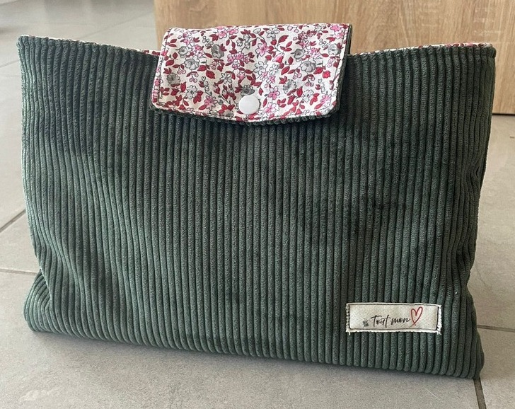 Pochette à livre en velours côtelé vert sapin avec rabat fleuri liberty et bouton pression
