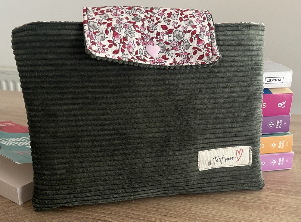 Pochette à livre faite main en velours côtelé kaki, avec rabat en tissu fleuri rose et gris sur fond blanc et bouton cœur rose