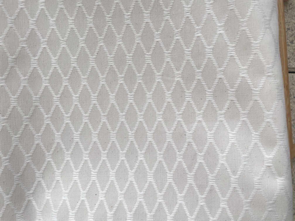 Tissu N°4 – Motif losanges crème